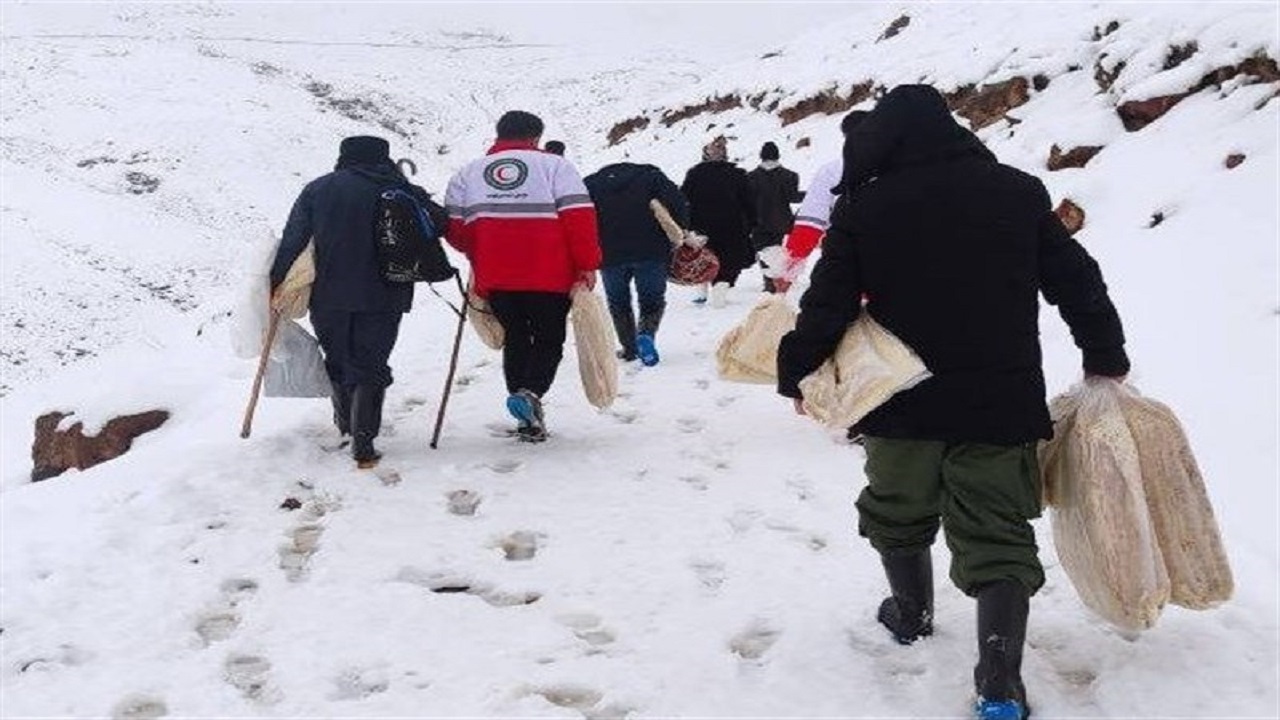 برف و کولاک در سرعین و مشگین‌شهر/ امدادرسانی به ۱۶۷ نفر در جاده‌های برف‌گرفته