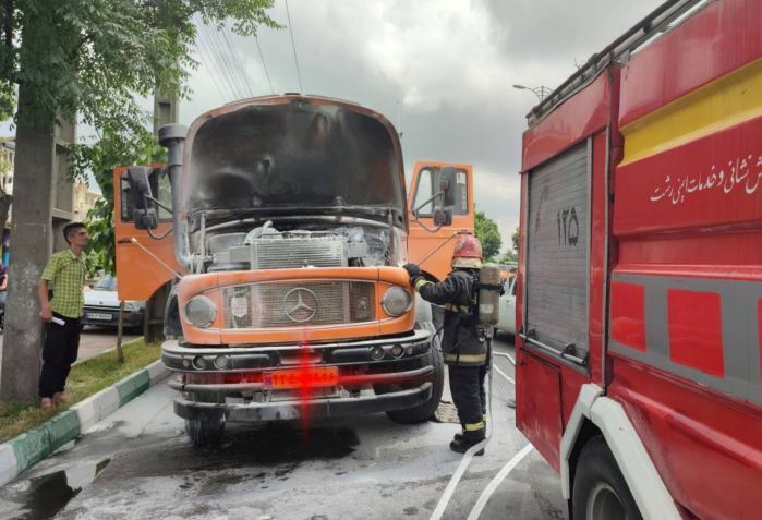 مهار آتش سوزی یک کامیون در رشت
