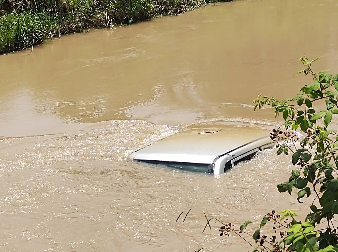 سقوط خودرو و راننده در کانال آب رودخانه جاده جیرده