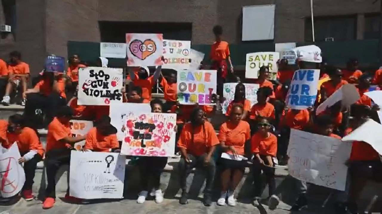 راهپیمایی دانشجویان در نیویورک در اعتراض به خشونت با سلاح گرم