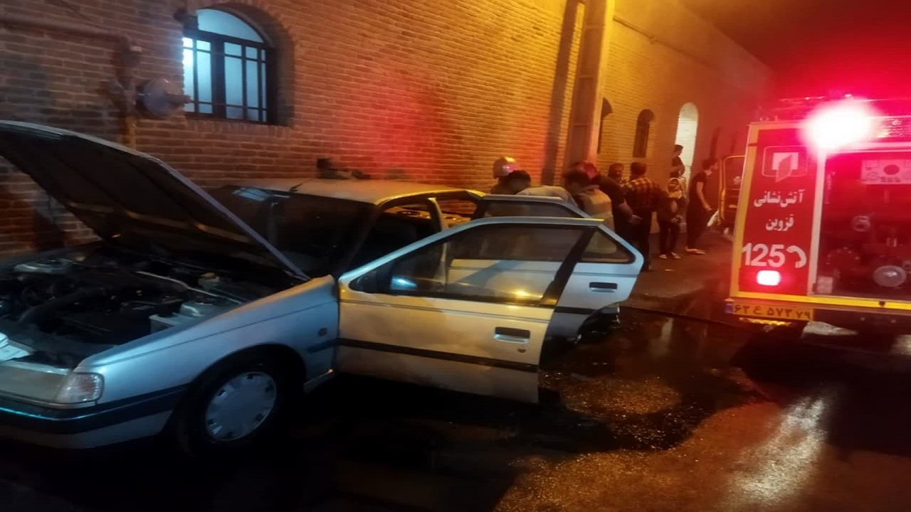 حریق خودرو پژو ۴۰۵ در خیابان مولوی قزوین