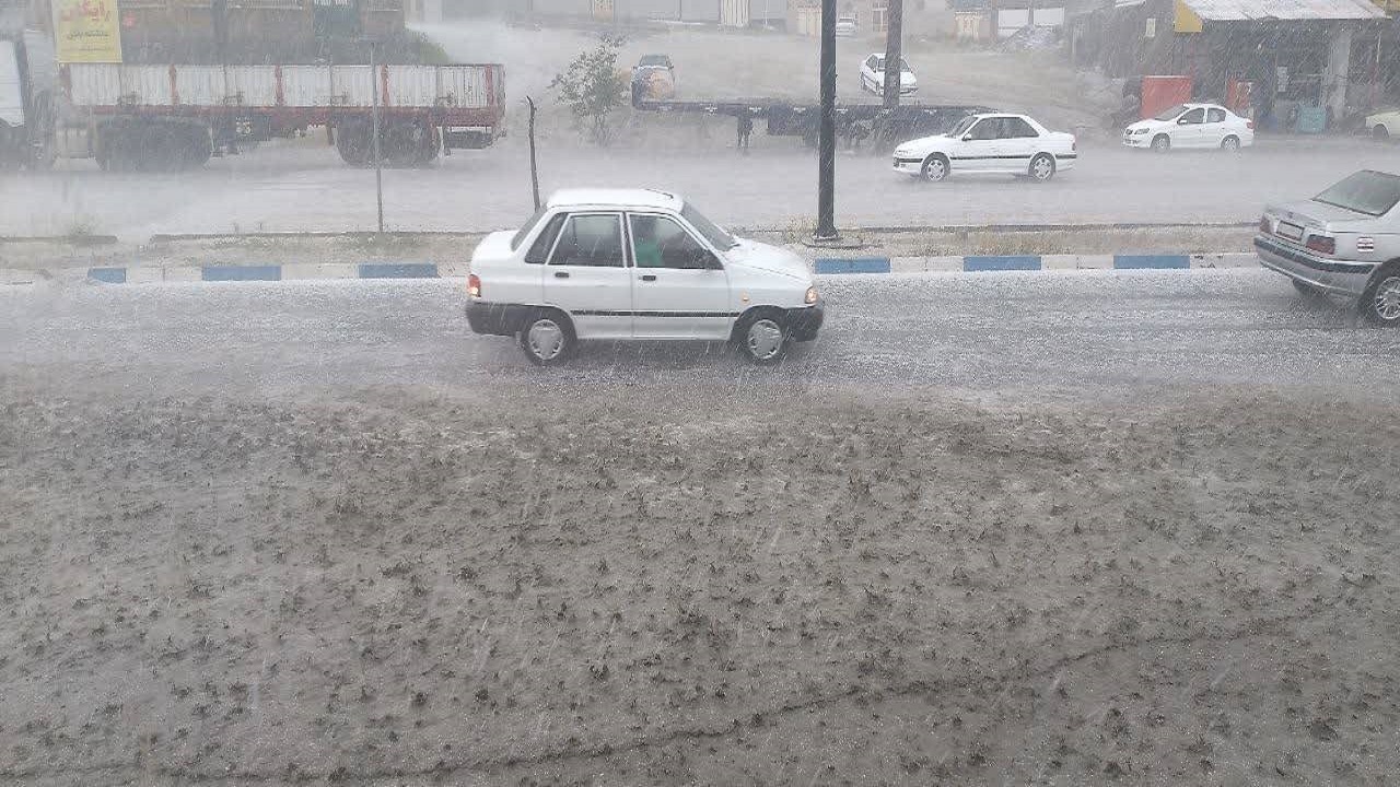 غافلگیری اهالی شهرستان صالح آباد از بارش باران سیل آسا + فیلم و تصاویر