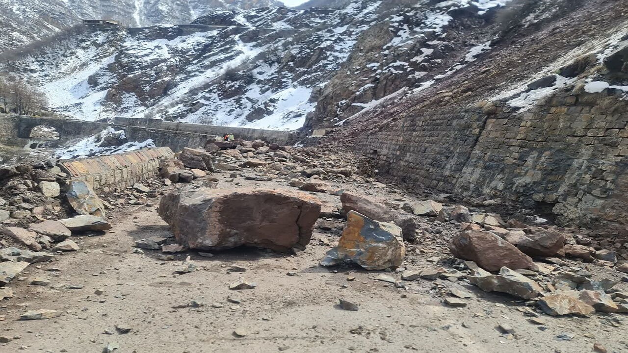 یک نفر بر اثر سقوط سنگ از ارتفاعات محور کندوان جان باخت