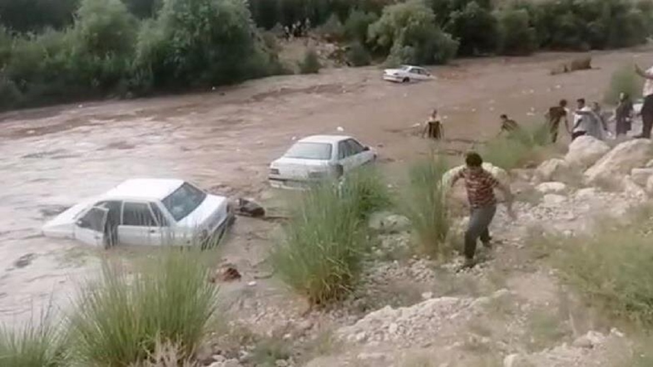 نجات جان راننده خودروی گیر افتاده در سیل زنجان + فیلم
