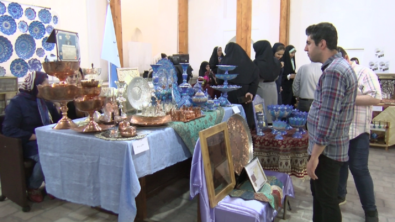 برپایی نمایشگاه صنایع دستی هنرمندان در مراغه