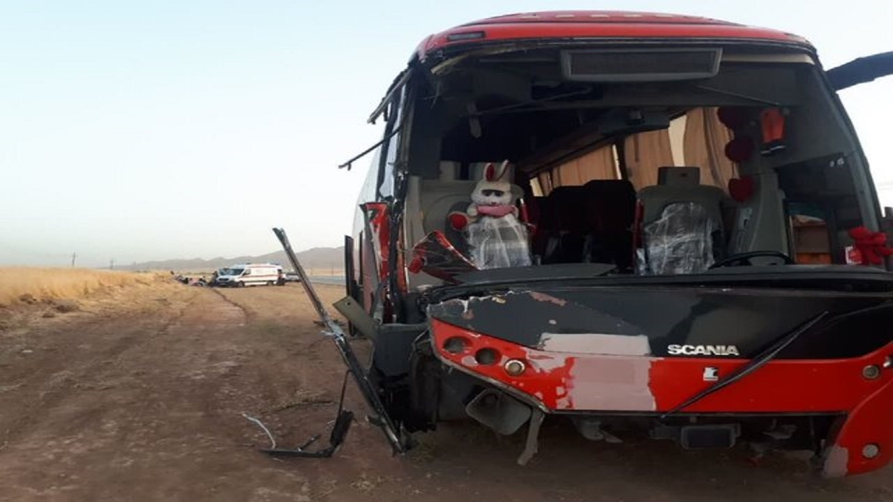 ۱۶ مصدوم بر اثر برخورد یک دستگاه اتوبوس با تریلی در محور اسلام آبادغرب به حمیل