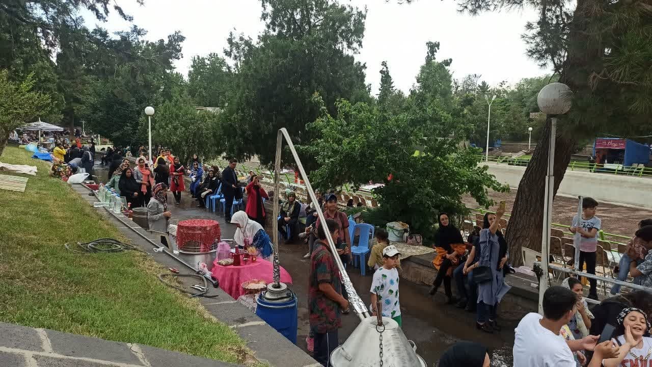 جشنواره آئین سنتی گلاب‌گیری در خوی  برگزار شد