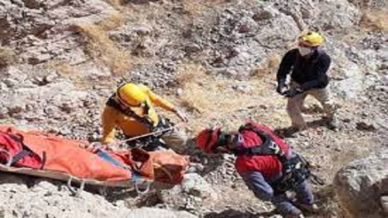 نجات و انتقال مصدوم ۵۳ ساله در ارتفاعات سیاه کوه دهلران