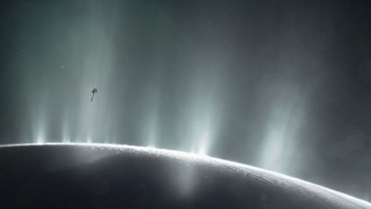 فوران پُر قدرت بخار در فضا توسط قمر زحل