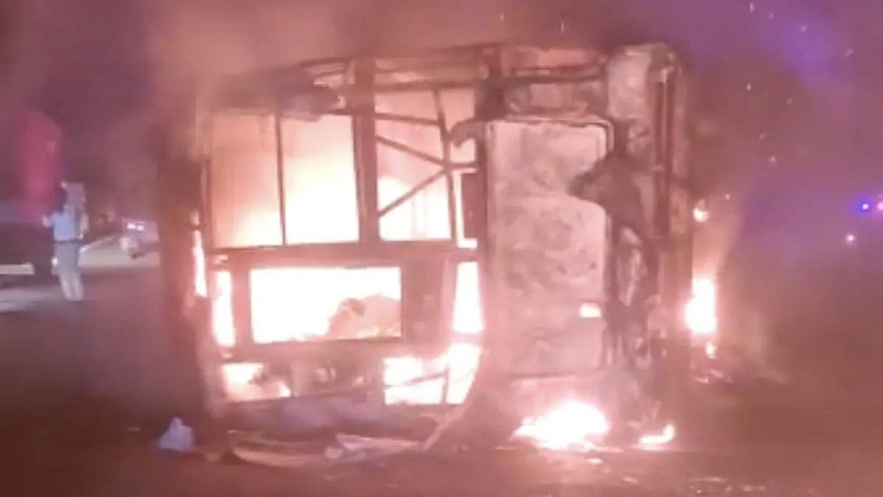 جان باختن ۲۶ تن بر اثر آتش گرفتن اتوبوس در هند+ فیلم