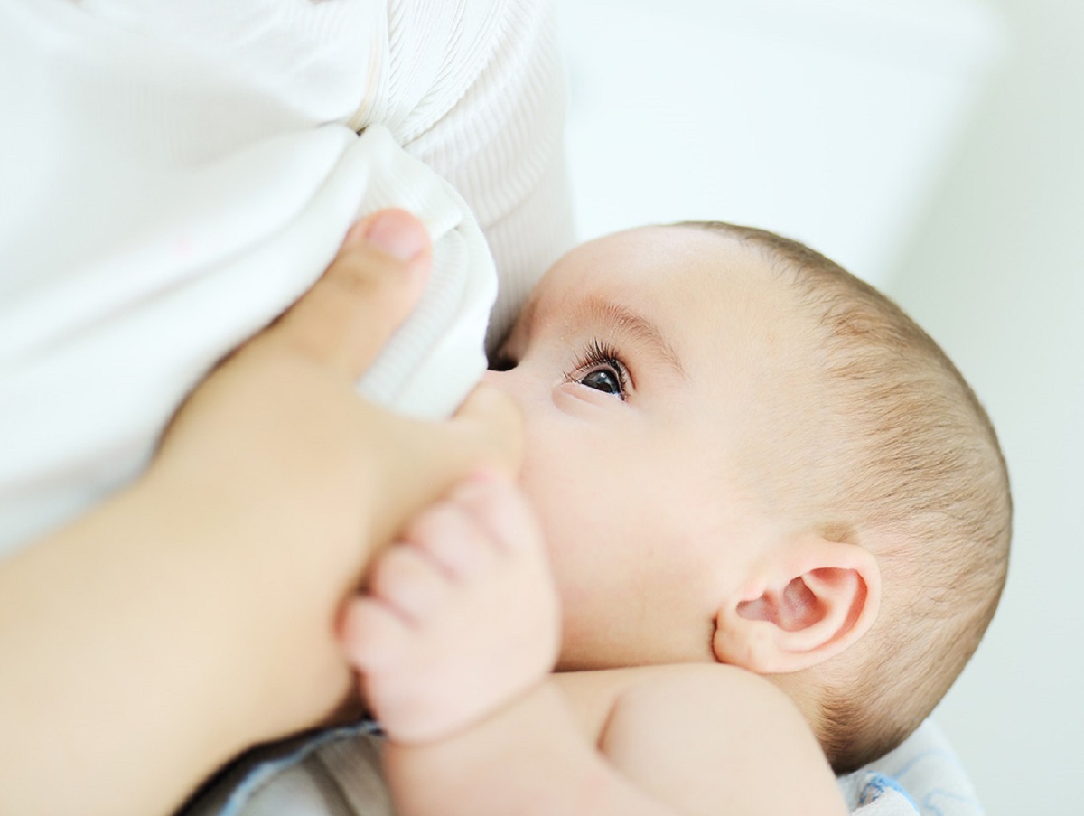 تغذیه نوزاد با شیرمادر موجب تامین سلامتی روانی نوزاد می‌شود
