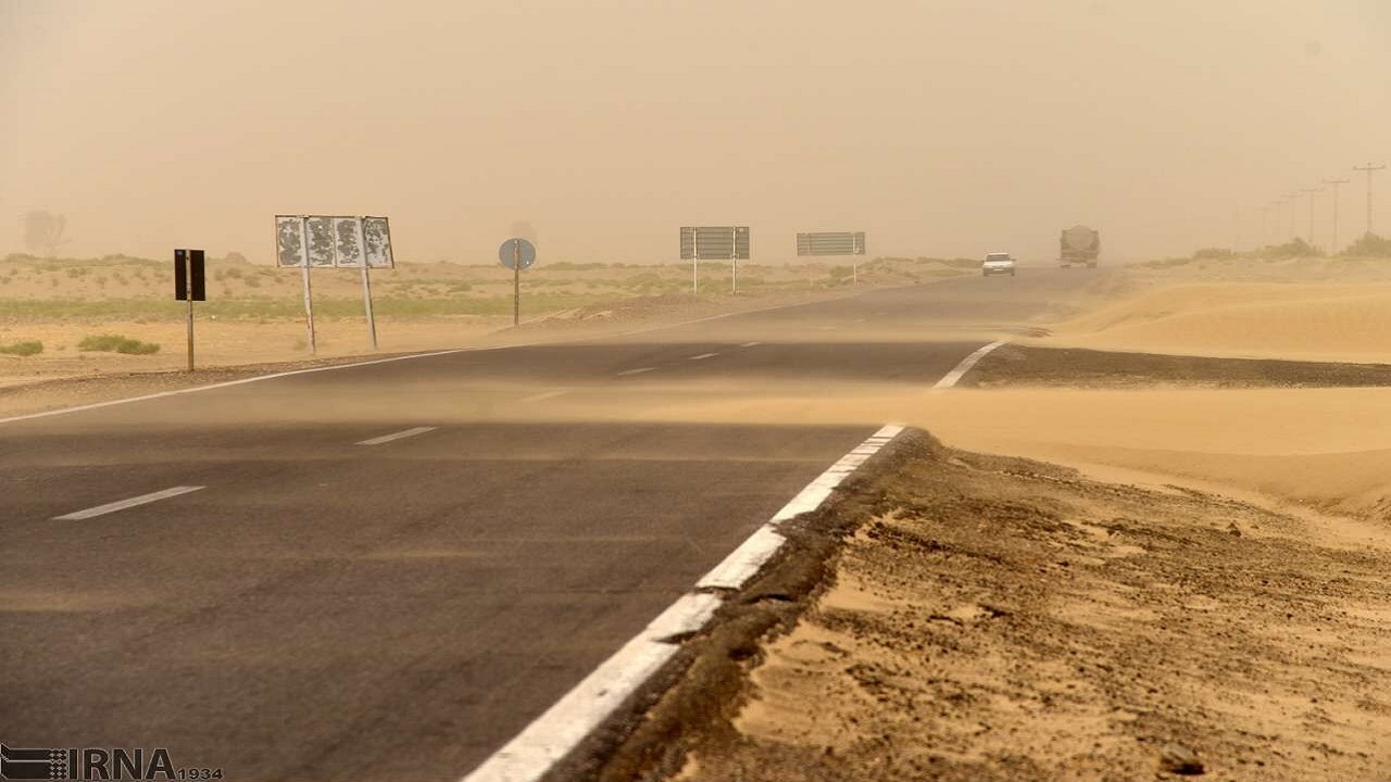 گرد و خاک دید افقی رانندگان در جاده سرخس- مشهد را محدود کرد