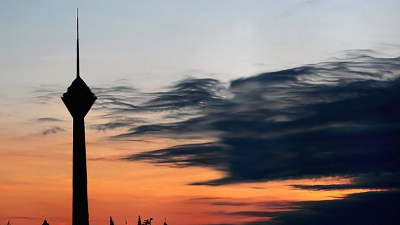 برج میلاد و کوه دماوند در هنگام طلوع آفتاب + فیلم