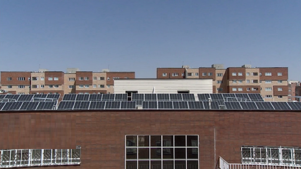 نصب پنل خورشیدی در بام مدرسه‌ای در منطقه پردیسان قم