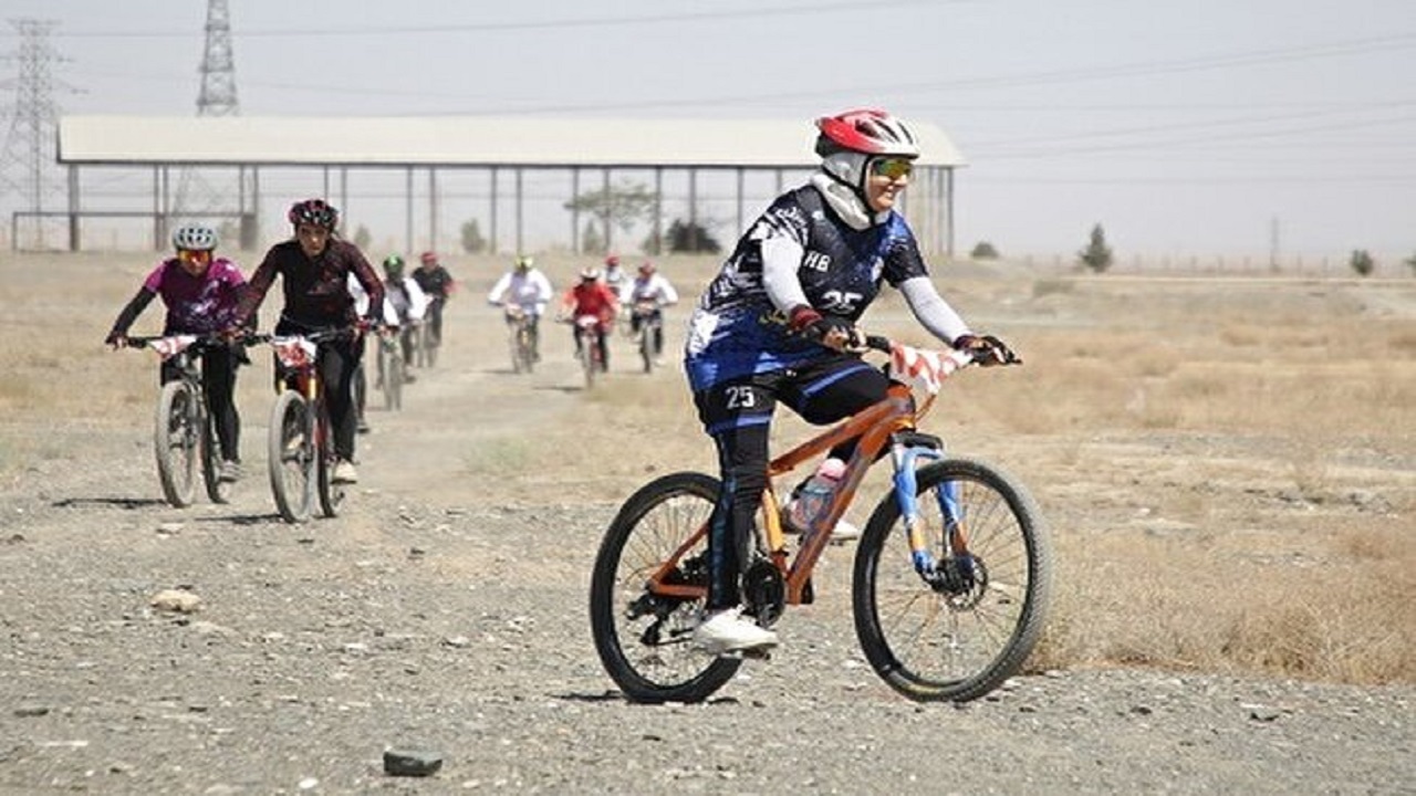 رقابت ۱۵۰ دختر دوچرخه سوار در مشهد