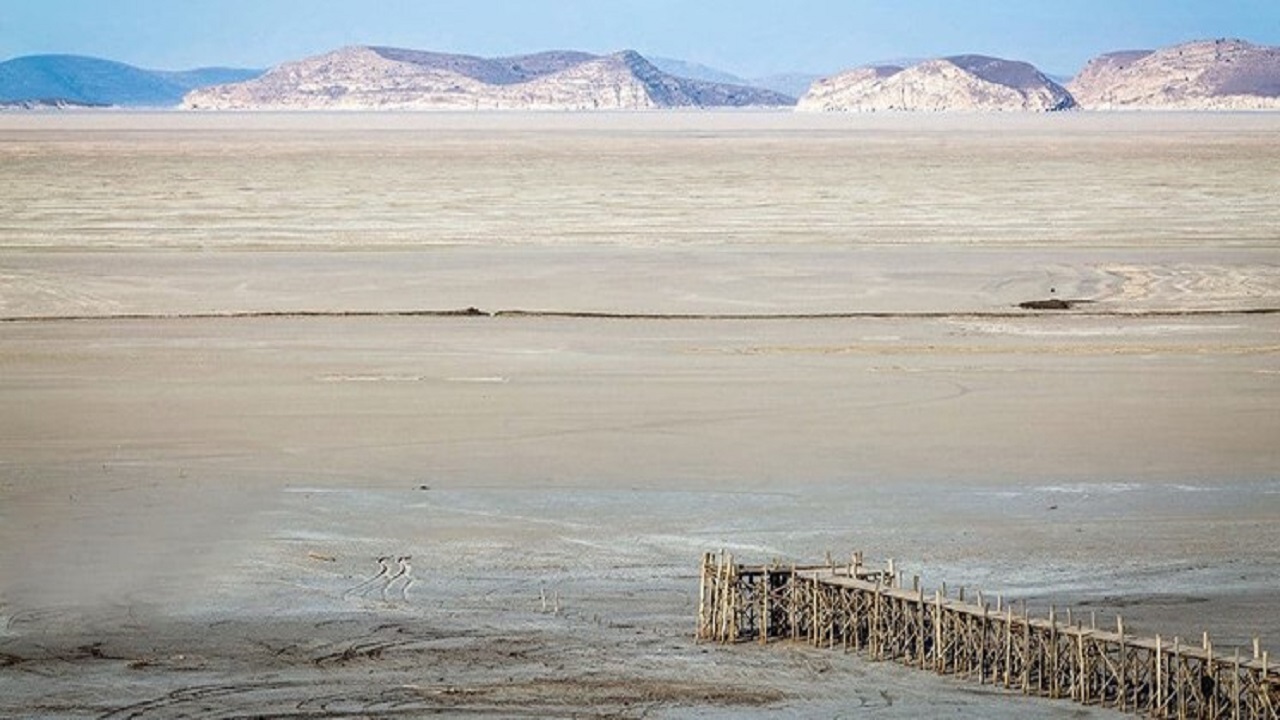 وضعیت تراز آب دریاچه ارومیه بحرانی است