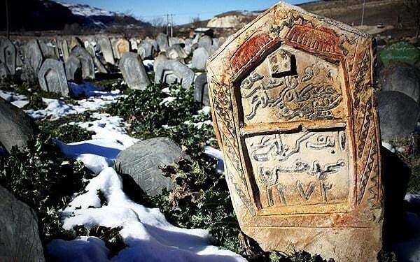 سنگ قبر‌های عجیب در گورستان‌های شمال ایران