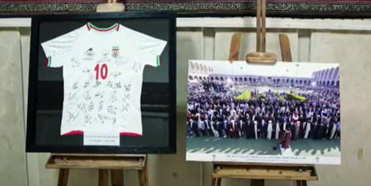 اهدای پیراهن تیم ملی فوتبال نوجوانان به رهبر انقلاب