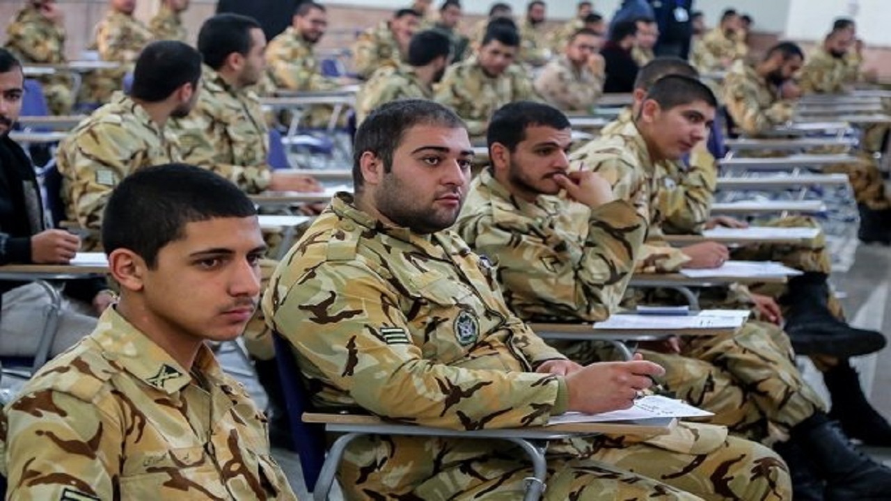 ارائه آموزش‌های بصیرت‌افزایی به سربازان در کنار آموزش‌های نظامی