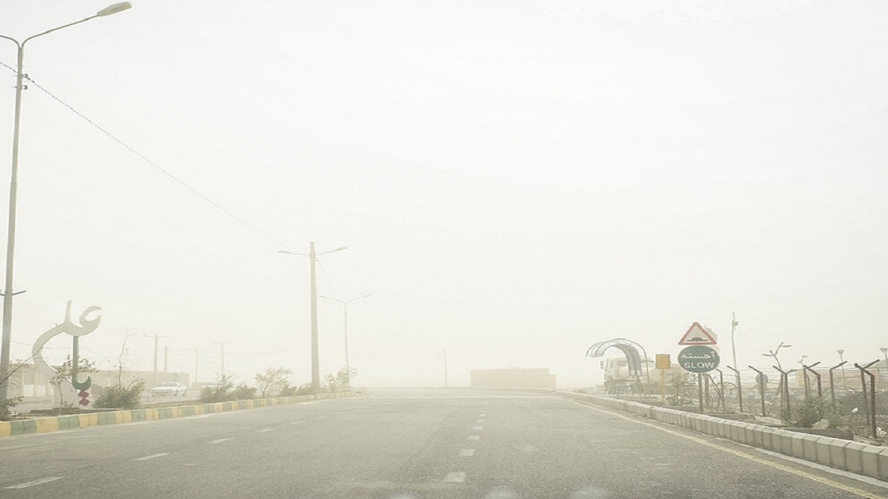 توفان و گرد و خاک دید رانندگان در جاده سرخس- مشهد را کاهش داد