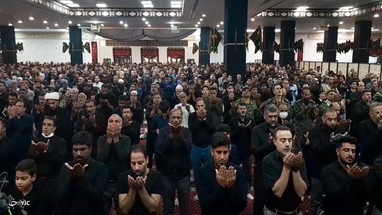 اقامه نماز ظهر عاشورا در هرمزگان / نمازگزاران هتک حرمت به قرآن کریم را محکوم کردند + فیلم