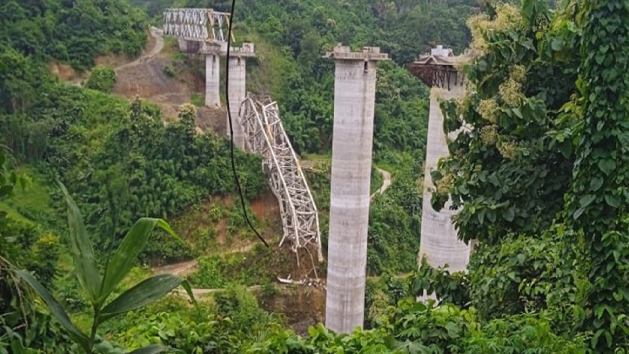 دستکم ۱۷ کشته در پی ریزش پل در حال ساخت در هند+ فیلم