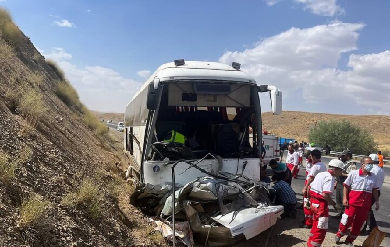 ۱۰ مصدوم و ۲ کشته در برخورد اتوبوس با خودروی سواری