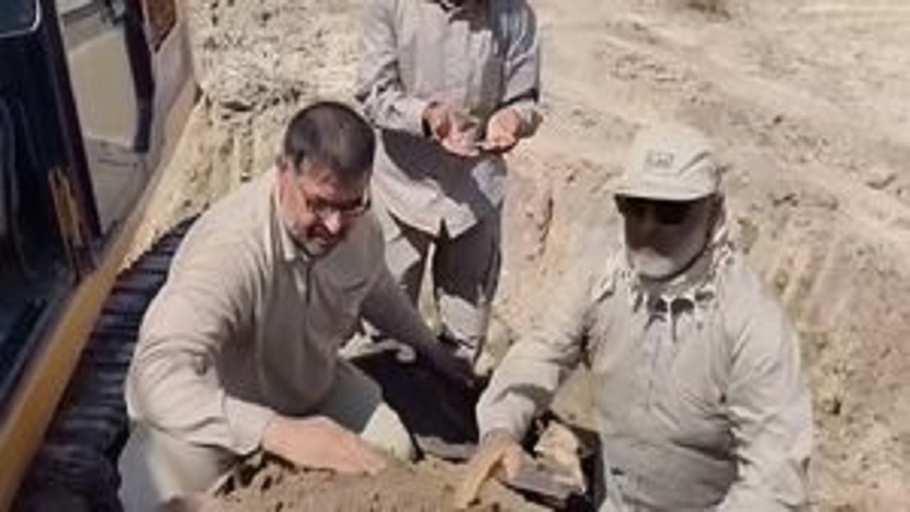 تفحص پیکر مطهر ۲ شهید دفاع مقدس در عراق + فیلم