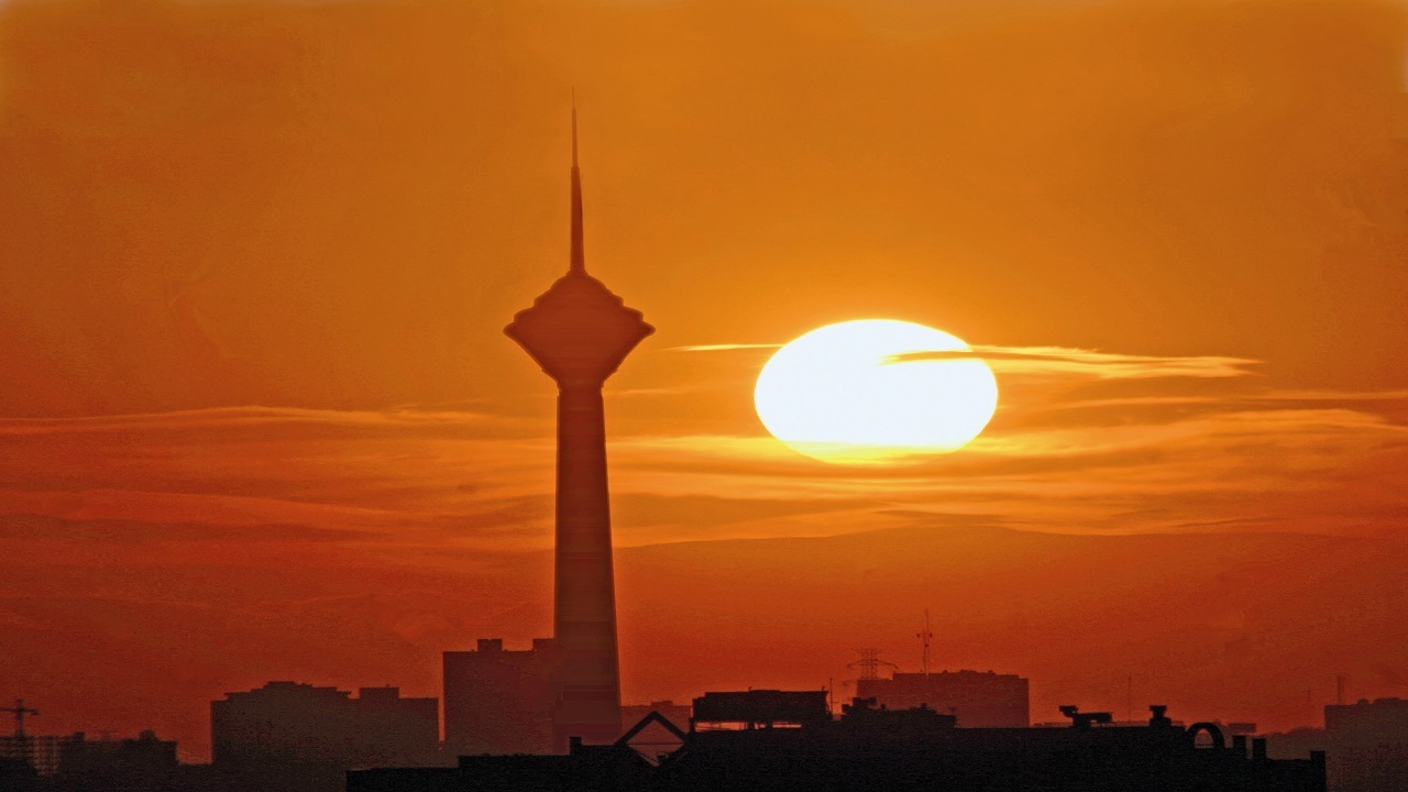 تصاویری ناب از لحظه غروب خورشید در آسمان تهران