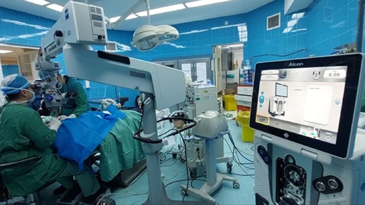اهدای دستگاه چشم پزشکی به بیمارستان شهید محمدی بندرعباس