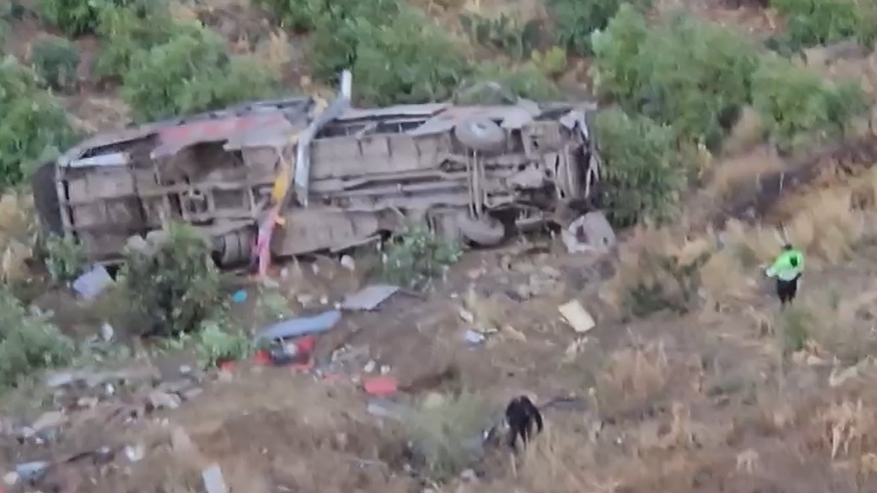 ۲۴ کشته بر اثر سقوط یک دستگاه اتوبوس به داخل دره در پرو + فیلم