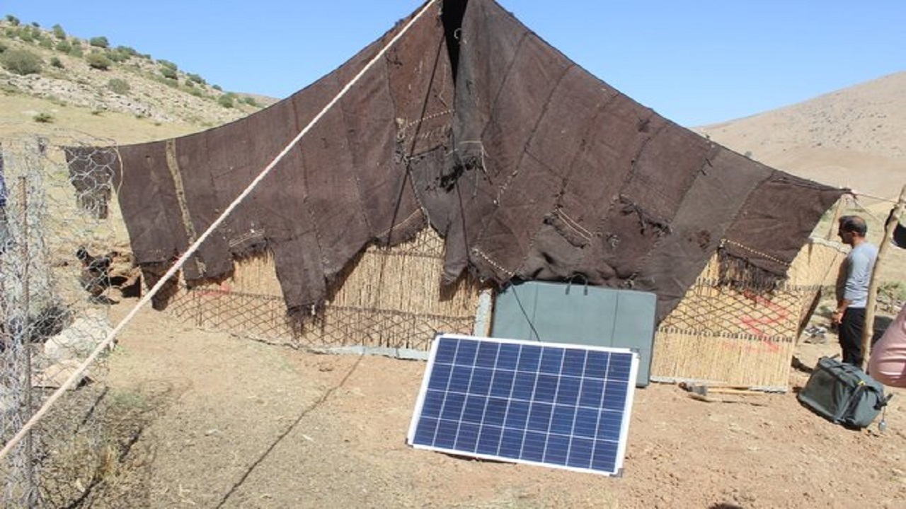 واگذاری ۱۶ دستگاه پنل تولید برق خورشیدی به جامعه عشایری شهرستان ایوان