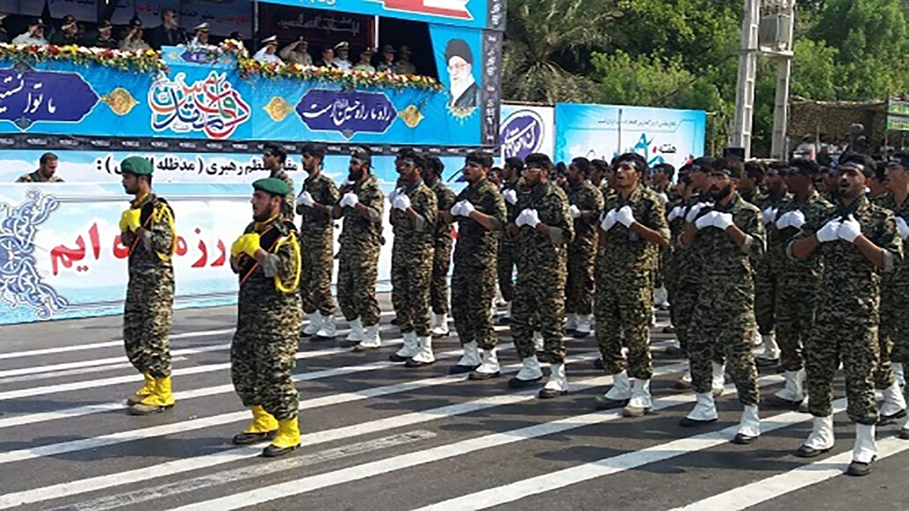 برگزاری رژه نیرو‌های مسلح در بندرعباس