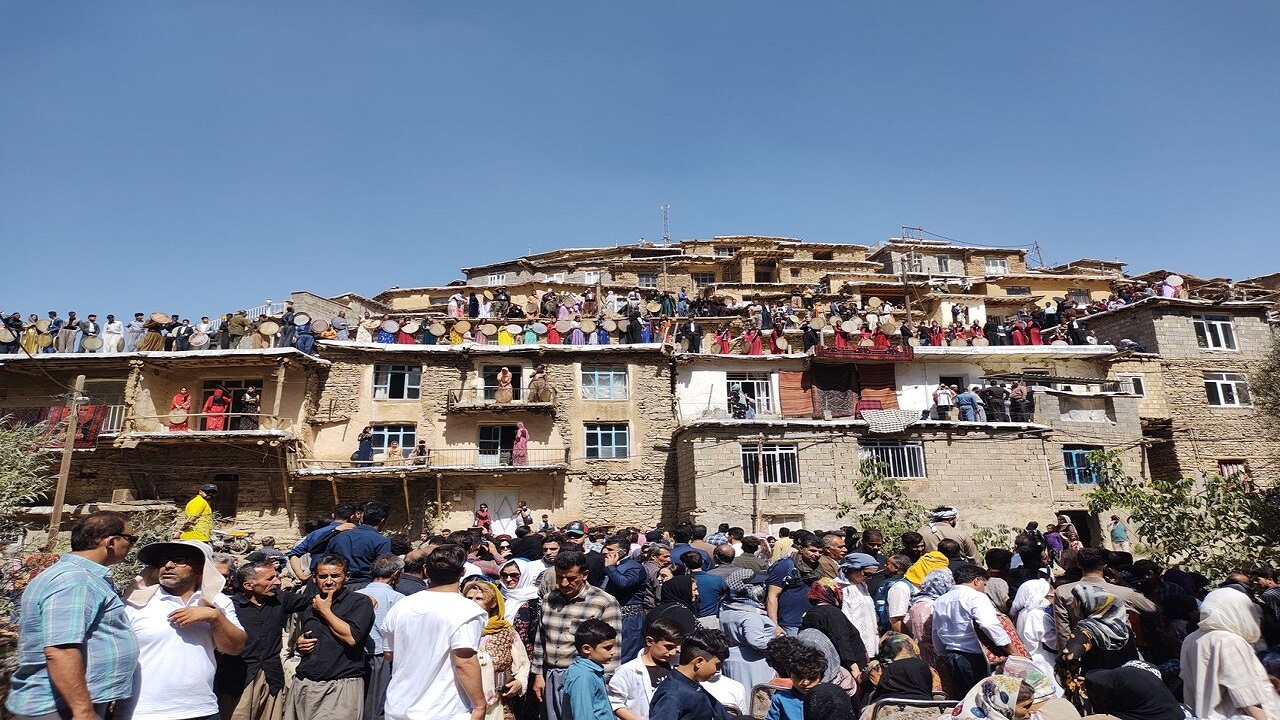 اجتماع بزرگ دف نوازان ایران در روستای هشمیز سنندج