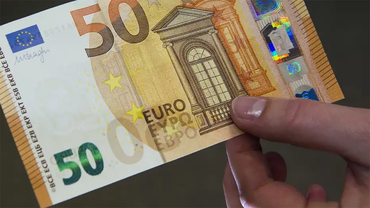کاهش ارزش یورو در انگلیس به روایت تصویر