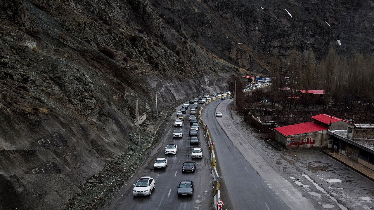 تردد از آزادراه تهران - شمال به سمت چالوس یک طرفه شد/ ترافیک فوق سنگین است