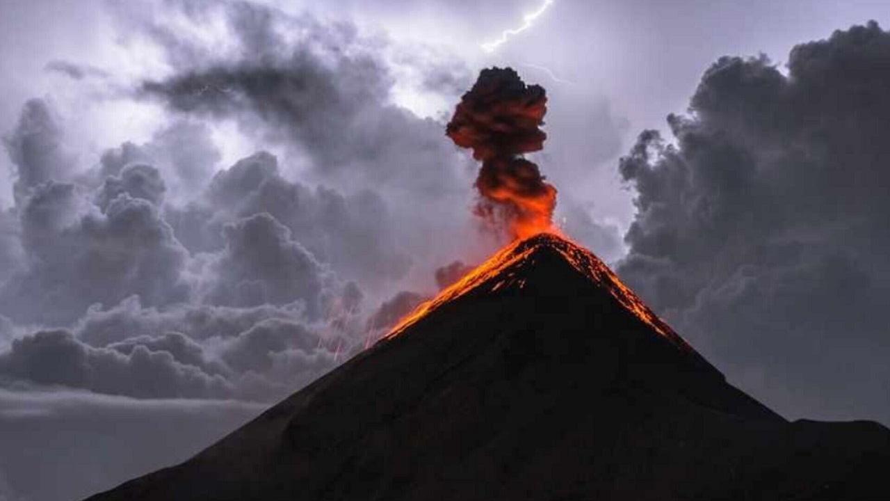 آتشفشان فعال آکاتنانگو در گواتمالا + فیلم