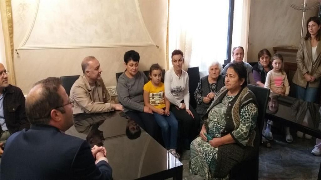 سفیر ایران در ارمنستان به دیدن آوارگان قره‌باغ در قاپاق رفت