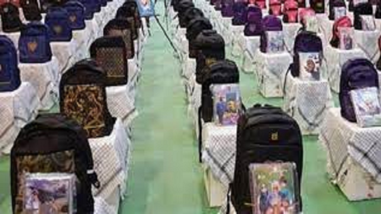 اهدای ۳۰۰ بسته لوازم‌التحریر از سوی بنیاد علوی به دانش‌آموزان لنده