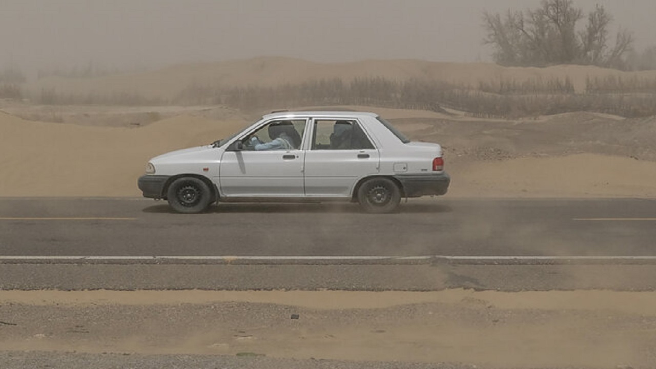 طوفان گرد و خاک دید رانندگان در جاده سرخس -مشهد را محدود کرد