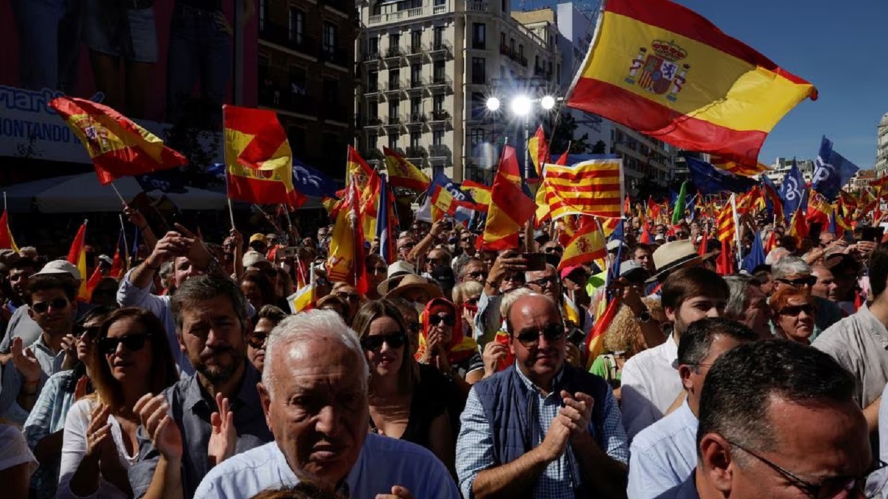 راهپیمایی ۴۰ هزار نفری در اسپانیا علیه عفو جدایی‌طلبان کاتالونیا + تصاویر