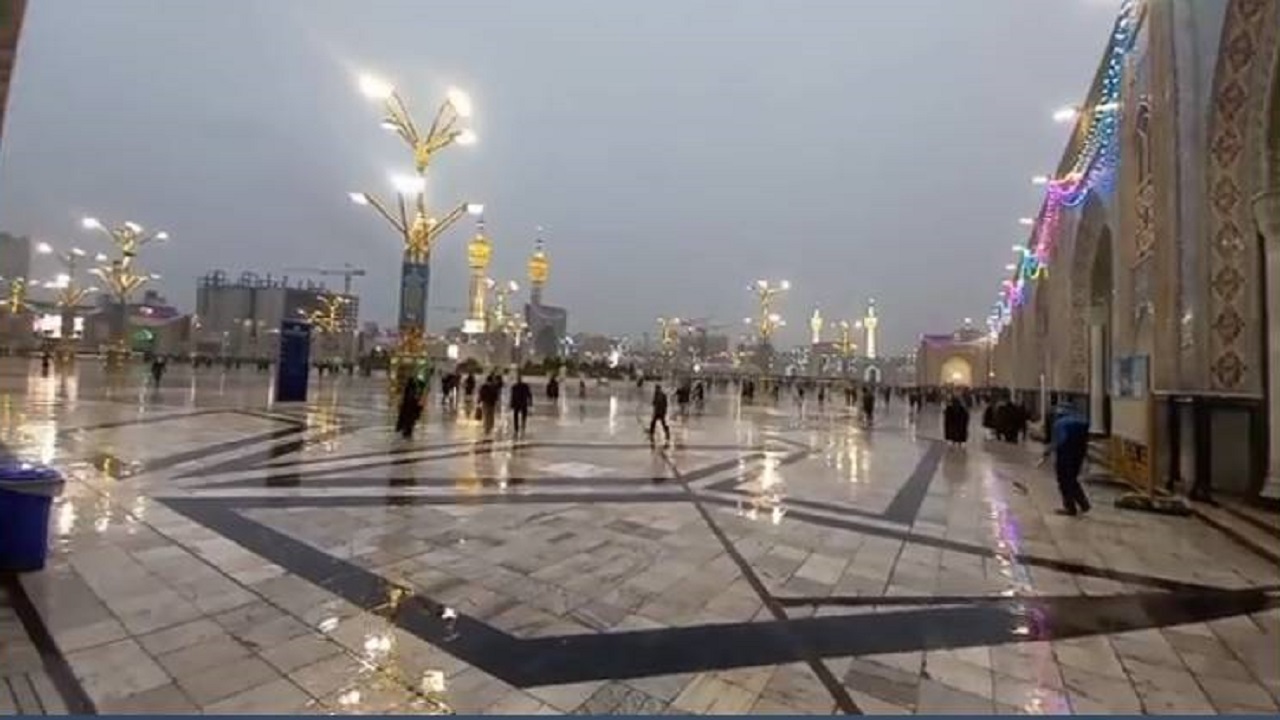 فیلمی از لحظه ناب عاشقی زیر باران رحمت الهی در حرم امام رضا (ع)