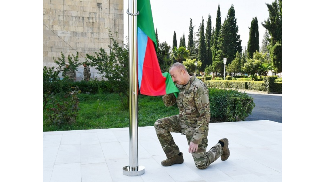 علی اف پرچم جمهوری آذربایجان را در قره باغ به اهتزاز درآورد