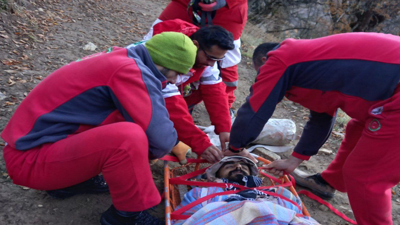 انتقال یک بیمار از یک منطقه کوهستانی گلستان