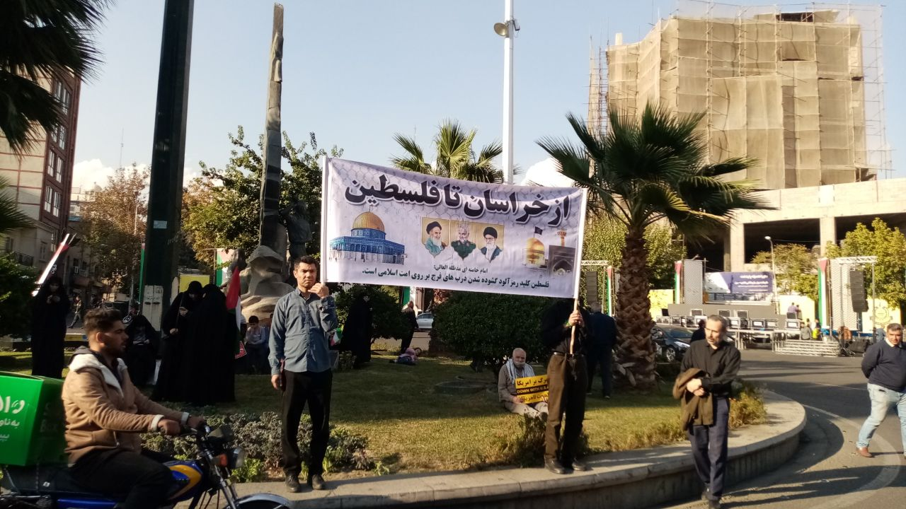 مردم در میدان انقلاب با در دست داشتن پارچه نوشته
