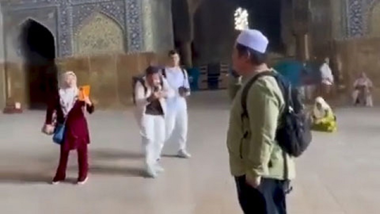 طنین صدای اذان گردشگر مالزیایی در مسجد امام اصفهان + فیلم