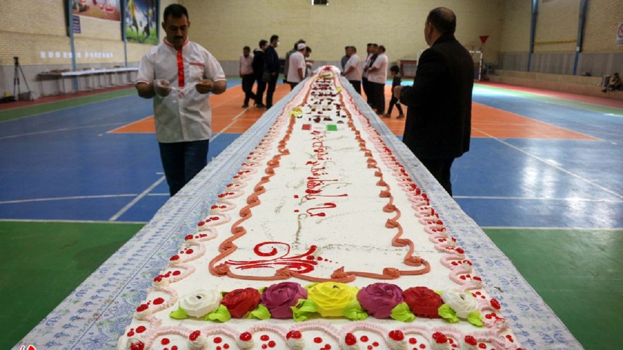 پخت کیک ۳۰ متری جشن امامت حضرت مهدی (عج) در بجنورد