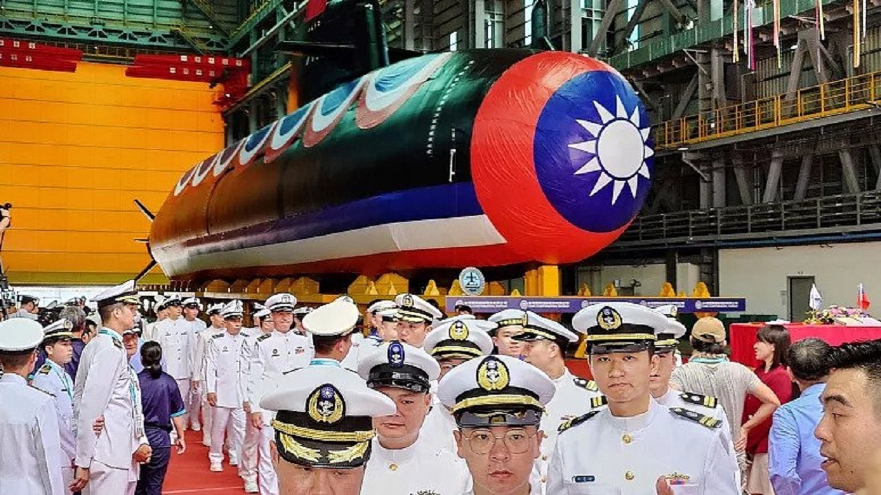 تایوان از نخستین زیردریایی ساخت داخل رونمایی کرد