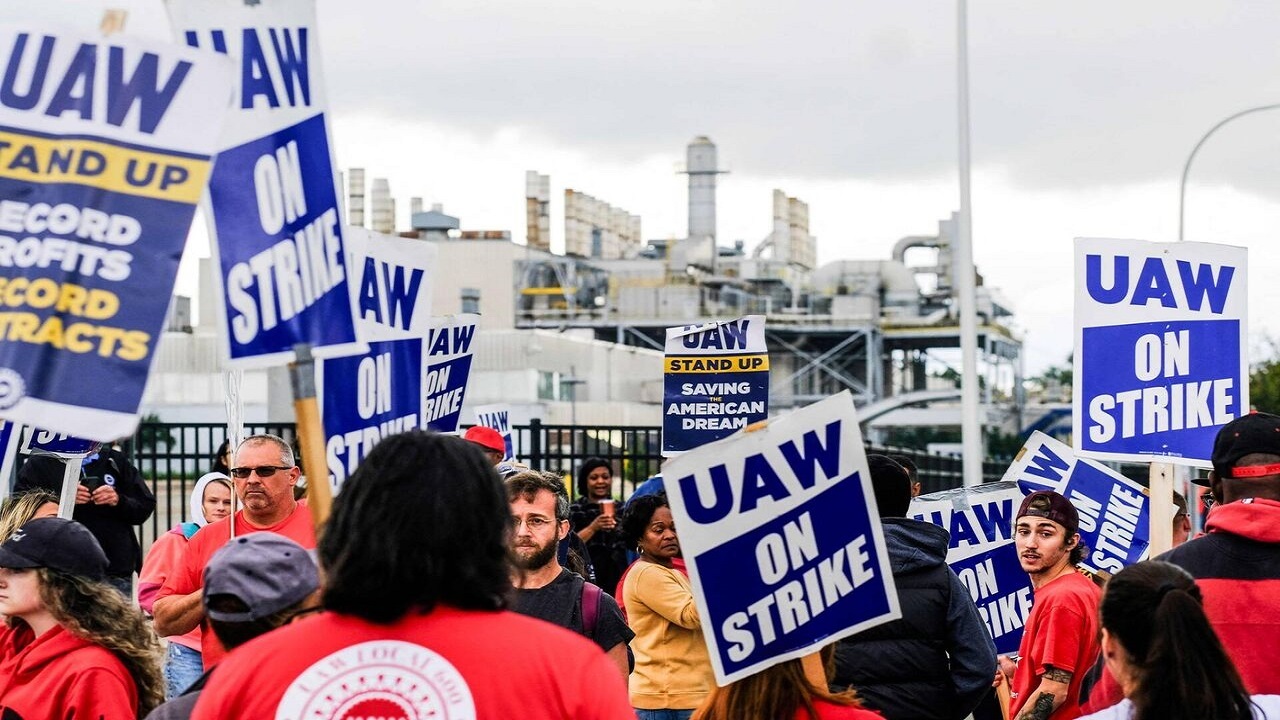 ۷ هزار کارگر آمریکایی به اعتصاب علیه شرکت‌های خودروسازی پیوستند