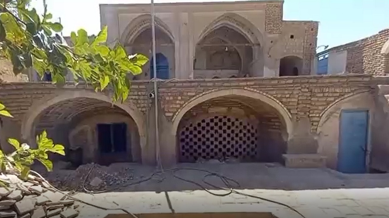 نمایی از مسجد تاریخی باباحاجی در آران و بیدگل + فیلم